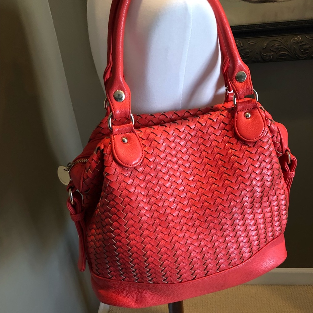 Coral woven shoulder handbag.